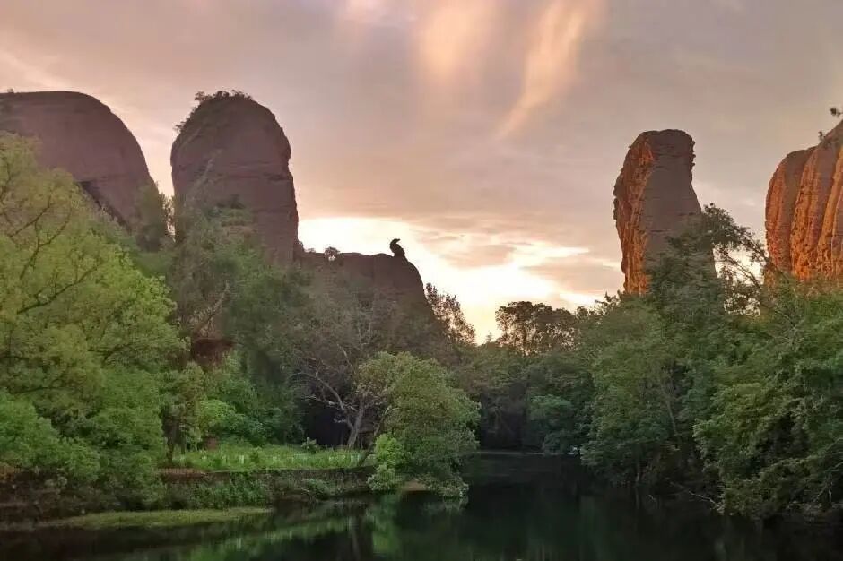 春假遛娃首选！在龟峰，把地理书上的丹霞地貌“走”一遍，把春天的快乐“野”出来！