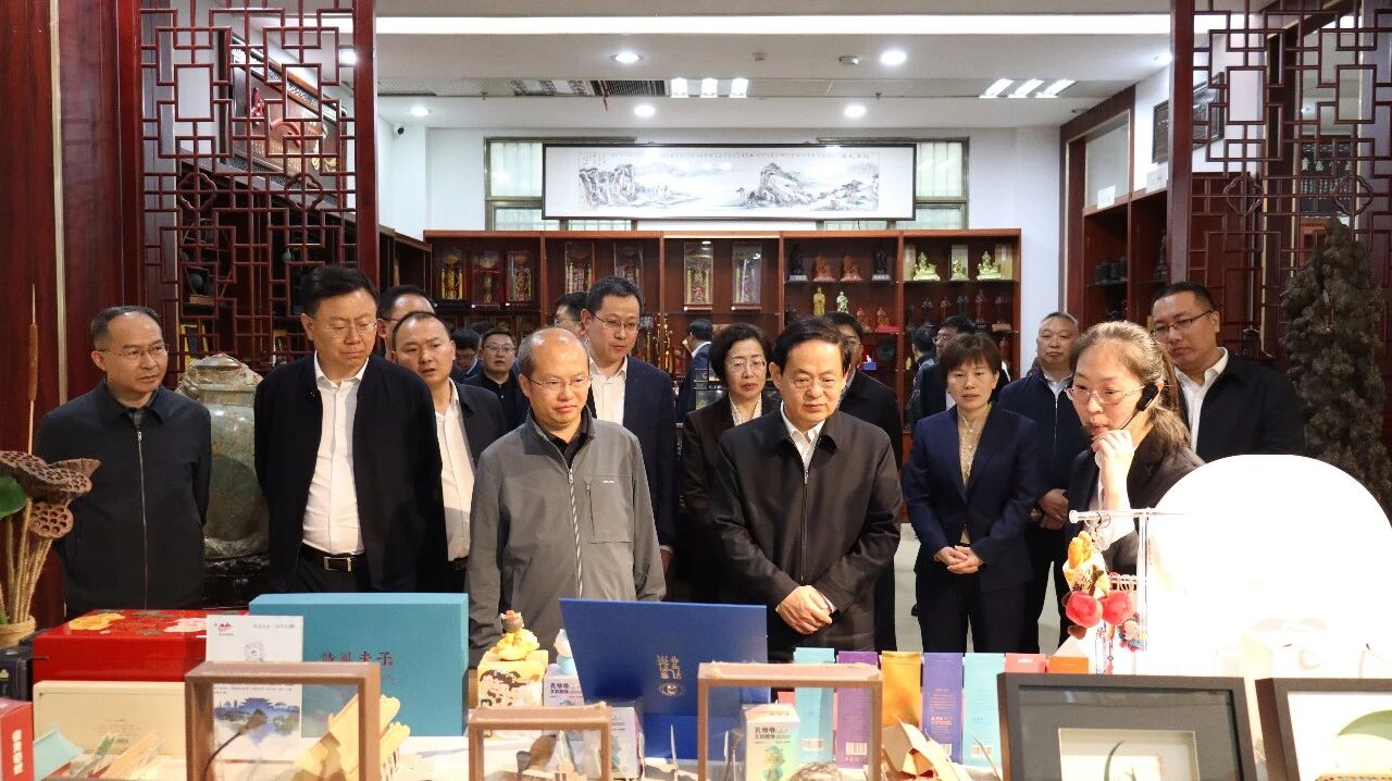 云南省昭通市委副书记、市长冯皓一行到孔子文旅集团考察调研