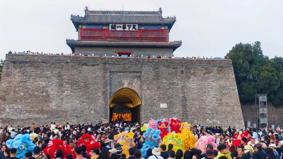 放假总要奔赴一场人山人海！山海关景区幸福感一键超标