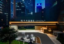 市场越冷，他越敢投！水晶酒店到底有什么魔力？