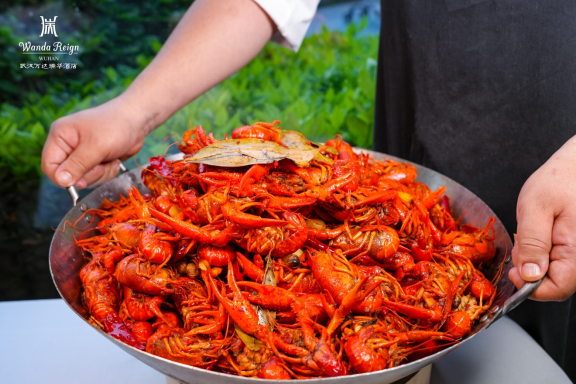 武汉万达瑞华酒店自助餐小龙虾上新新闻稿456.png