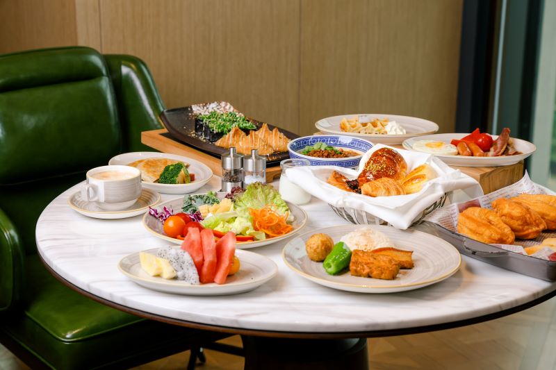摄图网_701129779_大理石圆桌上摆满丰盛多样精致早餐(企业商用).jpg