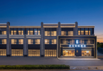 推开艺龙安悦酒店南京奥体阿里中心店的门，看见一家中档酒店的"动线"设计