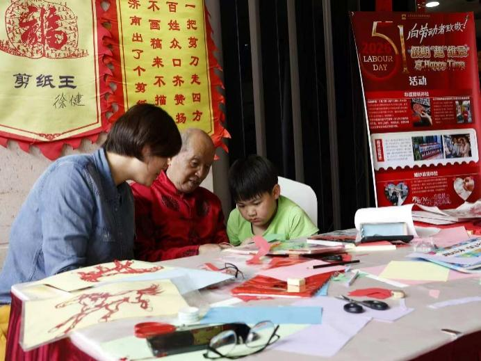 剪韵传情·非遗润童心——亲子剪纸公益课堂走进山东政协大厦维景大酒店