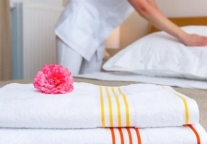 扫一扫看酒店床单有没有换 住客真的会买单吗？      