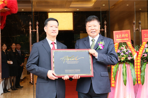 星都置业有限公司副总经理黄海平先生（左）深航酒店管理公司副总经理郭广军先生（右）.JPG