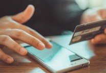 旅行支付2:在打击欺诈中平衡摩擦和风险