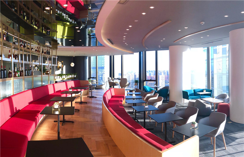 拥有 CBD 全景视野的阶梯式休闲区，能实现办公、商务洽谈、活动举办等多种功能.jpg