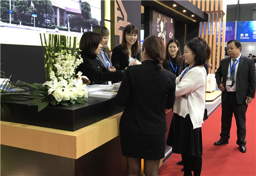 参展人员与现场客人互动.jpg