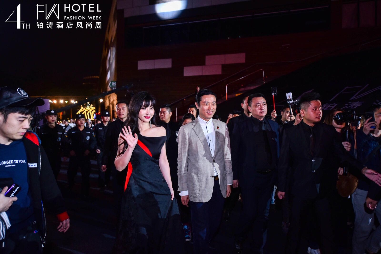 3：知名女主播&演员柳岩与铂涛集团创始人、董事长、首席品牌建构师郑南雁压轴进场.jpeg