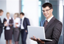 酒店经营者如何利用新技术与员工高效沟通？