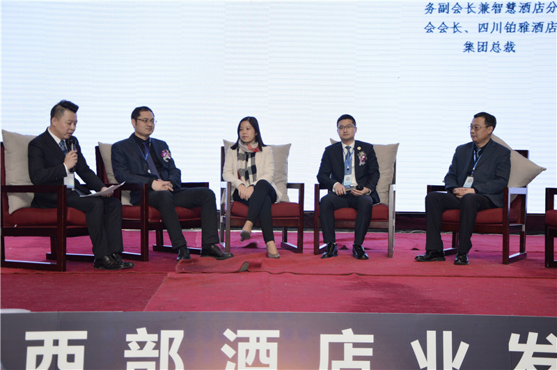 2 隐沫酒店CEO付伟（左一）主持“酒店跨界创新与空间创收”圆桌会议_副本.jpg