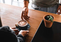 袋鼠 机器人都能做前台 这是一个容易被取代的岗位吗？