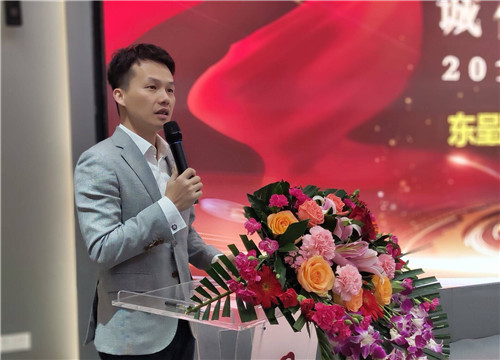 2、东呈国际集团广西分公司总经理覃建新致辞.jpg