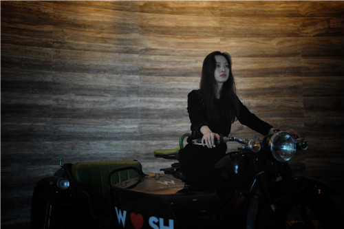 欧悦（Ou Yue）在W酒店底楼W摩托车上（肖可霄摄）.jpg
