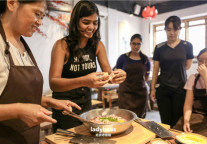 外国友人来书香酒店集团体验地道苏州点心制作