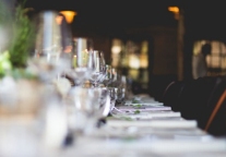 客房藏摄像头 店长：难道要我下跪道歉？正确的服务该怎么做