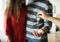 未签合同行李直接被扔大街 租客和业务员扯皮成这样？