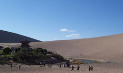 敦煌鸣沙山月牙泉景区