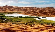 腾格里沙漠月亮湖景区