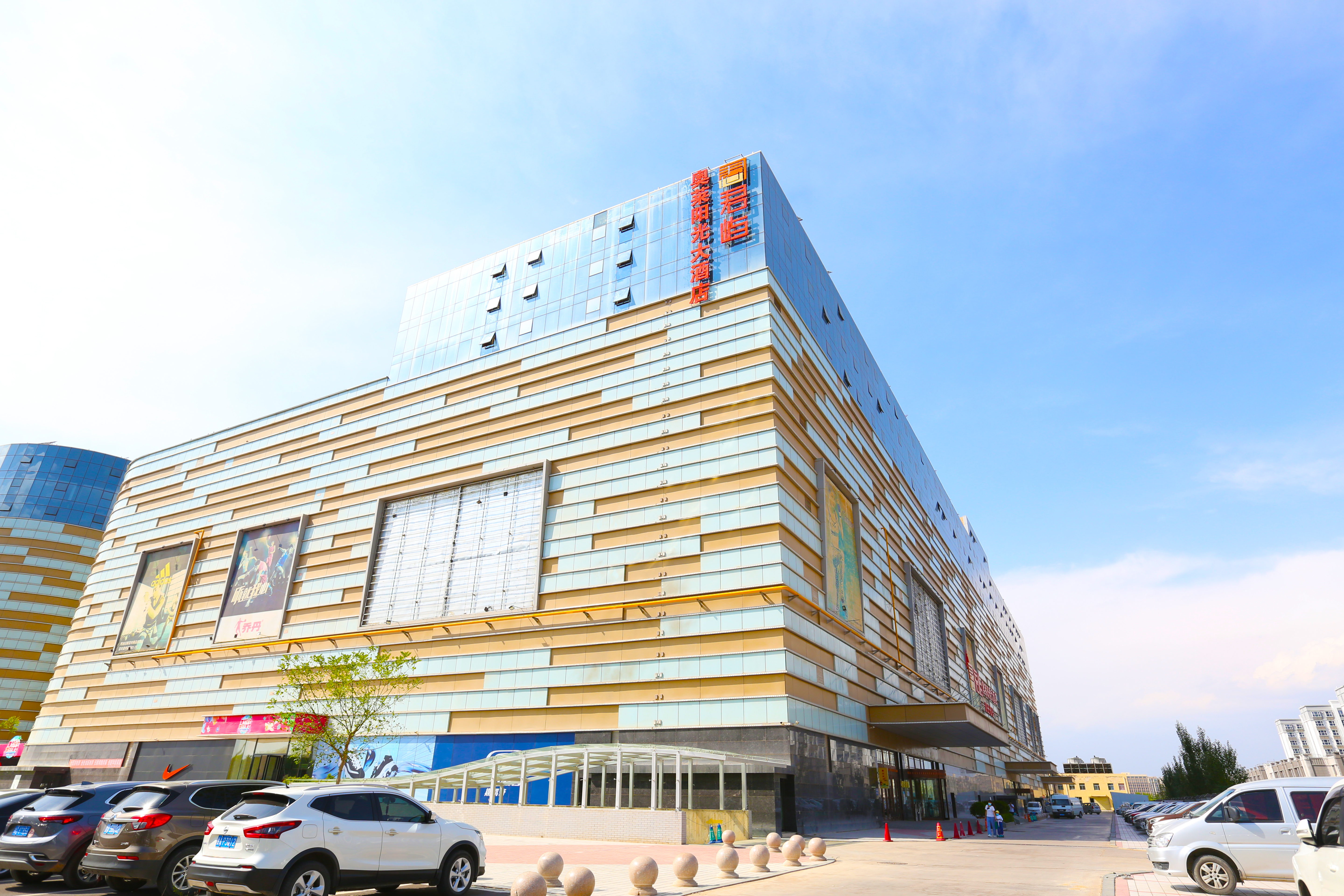 酒店坐落于兰州新区汉水街和兴隆山路交汇处(奥特莱斯商业广场b区)