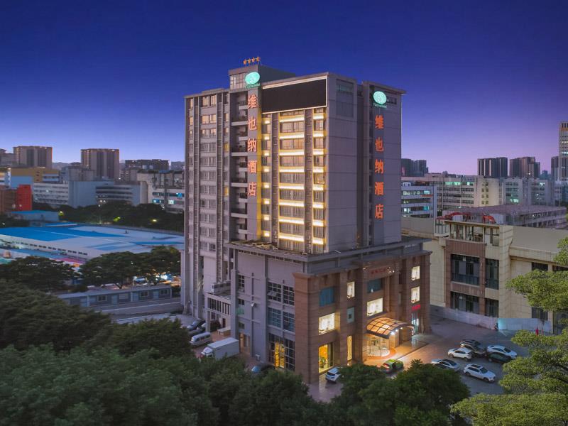 维也纳酒店(珠海香洲明珠轻轨站店)位于香洲区明珠南路繁华商业中心