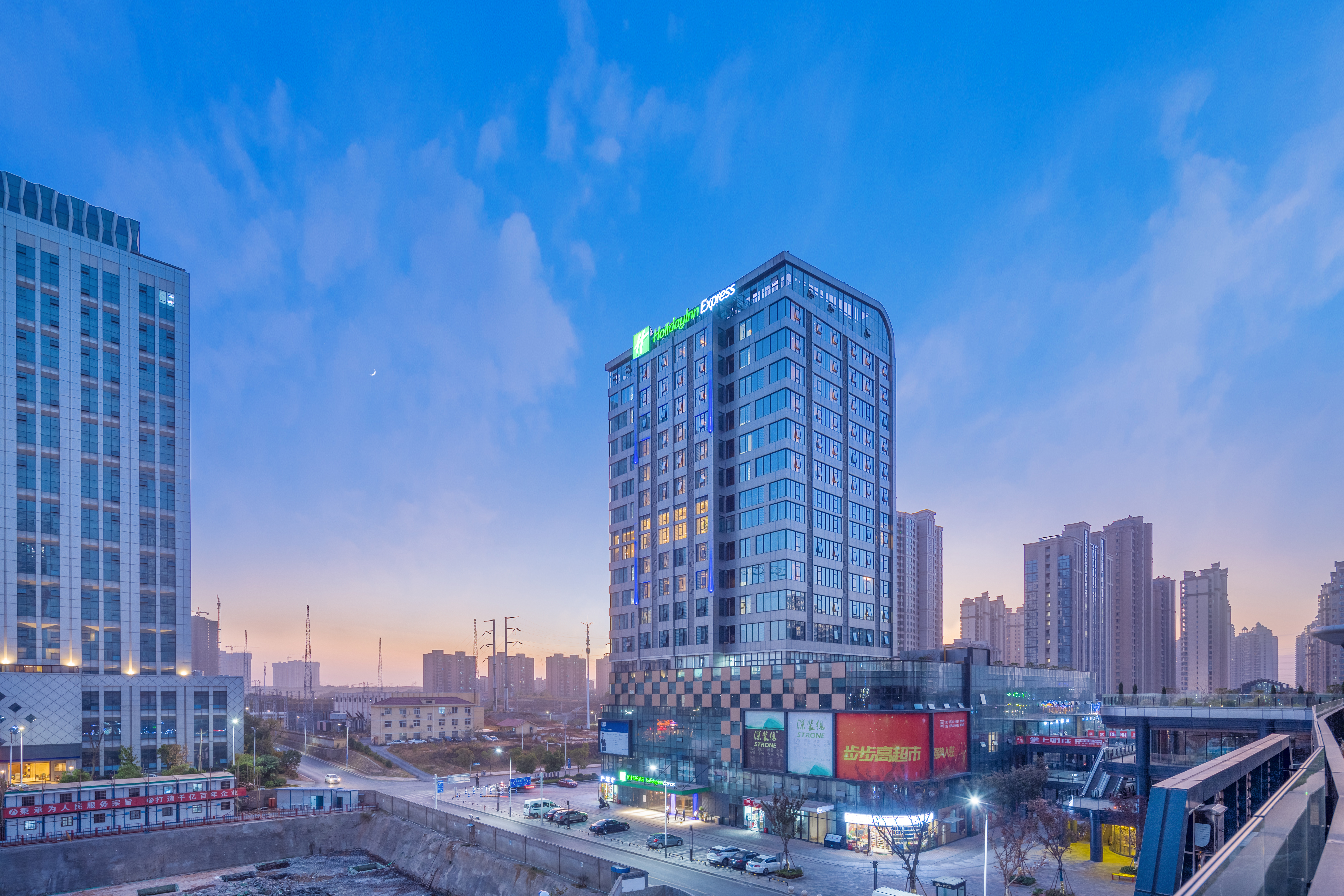南昌西站智选假日酒店(绿地国际博览中心店)